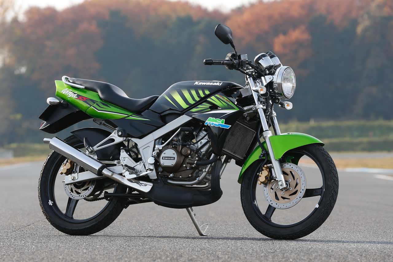 角断面のチューブラーフレームを持つスポーツネイキッド。車重は軽量なNinja150RRよりもさらに12㎏も軽く、18インチが採用されたリヤホールの効果も手伝って、シャープな旋回性を発揮する